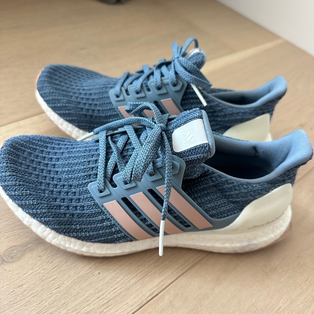 Adidas ultra boost size 7. Blue.